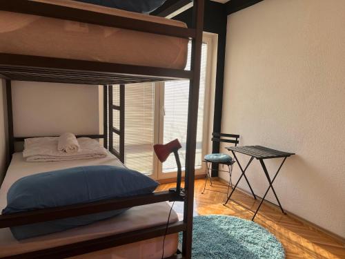 斯科普里Blue Orange Hostel的一间卧室配有双层床和窗户。