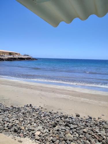 特尔德Playgarza relax的沙滩上和海洋上一片岩石海滩