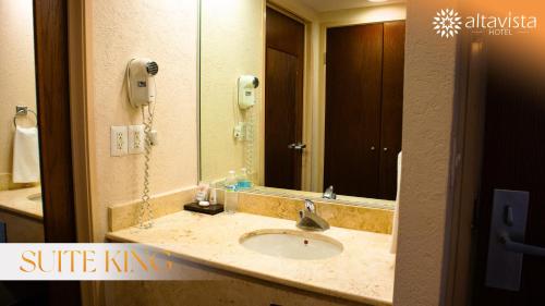 雷诺萨Altavista Hotel的一间带水槽和镜子的浴室