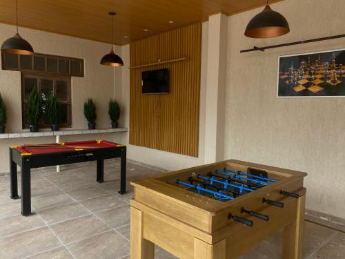 圣弗朗西斯科-迪伊塔巴波阿纳Pousada Casa da Praia SFI的一间设有桌上足球和乒乓球桌的西德克斯室