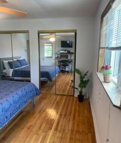 费城Nolibs Green Haven Sleeps 12的一间卧室配有一张床和一张书桌