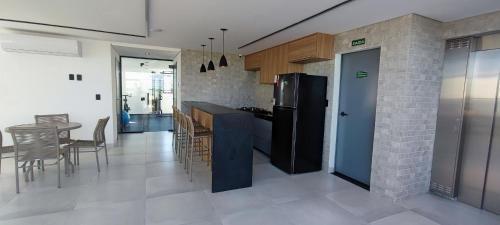 卡贝德卢Summer Flat Ap308 Intermares的厨房配有黑色冰箱和桌子