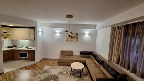 马夫罗沃Mavrovo Forest Apartments的客厅配有沙发和桌子