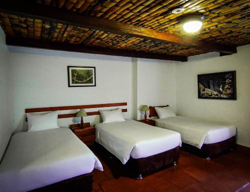 查查波亚斯Hotel Fundo Achamaqui的配有2张床的客房