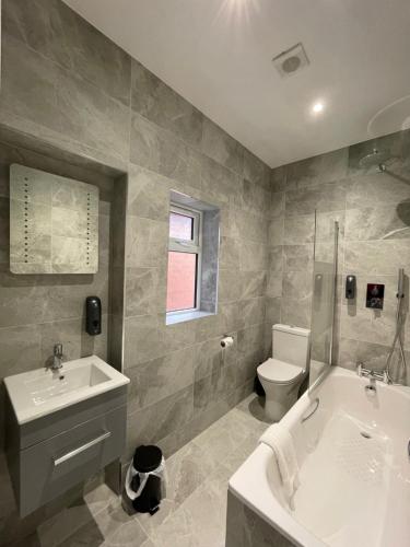 霍利庚斯博罗旅馆的带浴缸、卫生间和盥洗盆的浴室