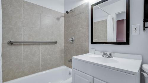 波特兰维京汽车旅馆的浴室设有白色水槽和镜子