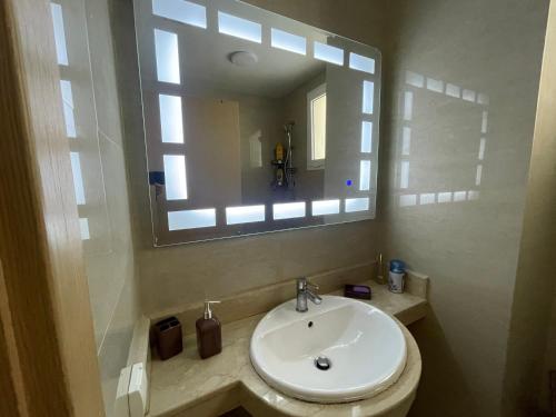 穆罕默迪耶Appartement avec piscine - Mohammadia的一间带水槽和镜子的浴室