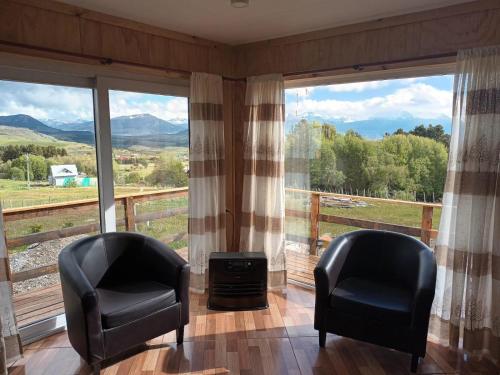 科伊艾科Ventisca Sur的两把椅子位于享有美景的大窗户前