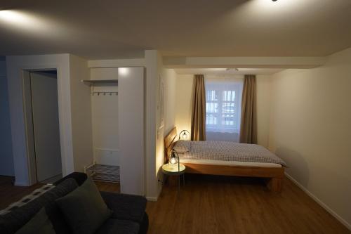 巴特塞京根Galluskapelle的一间小卧室,配有床和窗户