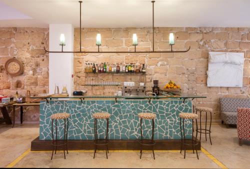 马略卡岛帕尔马帕劳萨丰特酒店的一间酒吧,内设蓝色柜台和凳子