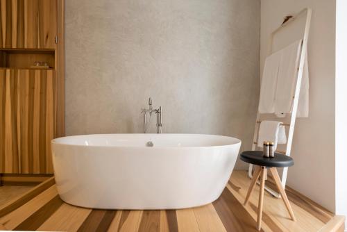 马略卡岛帕尔马帕劳萨丰特酒店的浴室配有白色浴缸及桌子