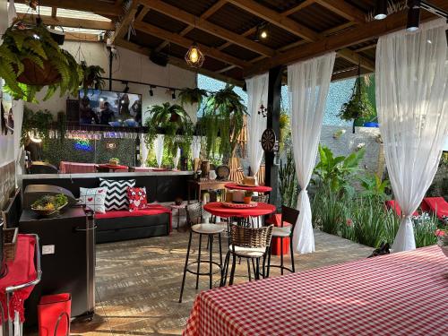弗洛里亚诺波利斯UFSC Guest House的一间餐厅,房间内设有红色的桌椅