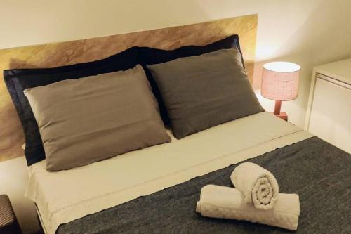 莫罗圣保罗Espaçoso apartamento a 50mt do mar的一间卧室配有一张大床,上面有毛巾