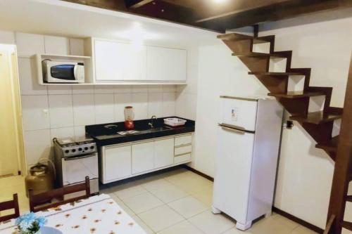 莫罗圣保罗Espaçoso apartamento a 50mt do mar的一间带水槽和冰箱的小厨房
