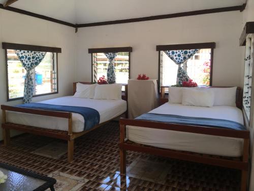 Naviti IslandYawekata Eco Still Bluewater Resort的带2扇窗户的客房内的2张床