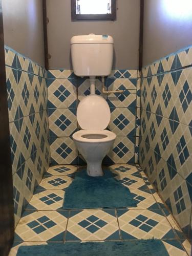 Naviti IslandYawekata Eco Still Bluewater Resort的浴室设有蓝色和白色瓷砖,配有卫生间