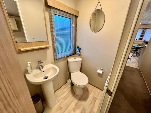 康福斯2 Bedroom Lakeview Lodge - Ensuite & Balcony Deck的一间带卫生间和水槽的小浴室