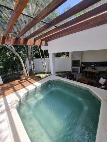 Armacao dos BuziosCasa Mar的屋顶房屋内的游泳池