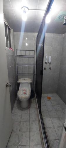 墨西哥城CASA AMPLIA TODOS LOS SERVICIOS的一间位于摊位的卫生间浴室