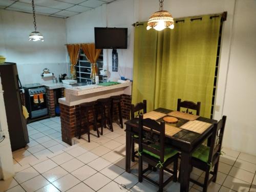 危地马拉Granja Triple A的一间带桌椅的用餐室和一间厨房