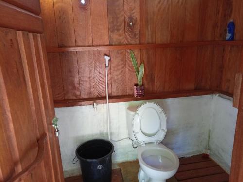 BesirSunset homestay的一间带卫生间和盆栽的浴室