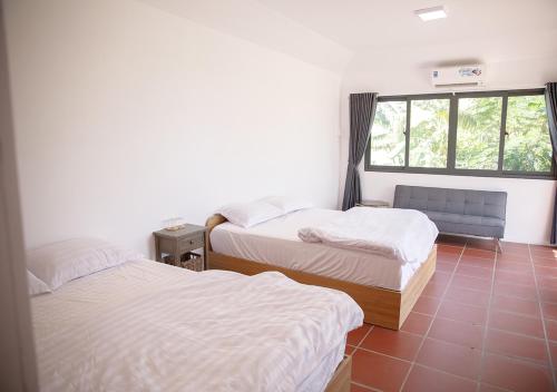 Ba RiaLUA Farmstay的客房设有两张床和窗户。