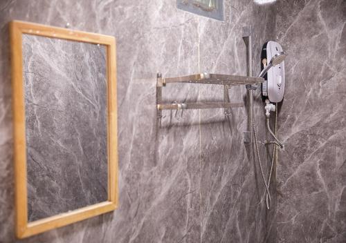 Ba RiaLUA Farmstay的浴室内淋浴墙上的镜子