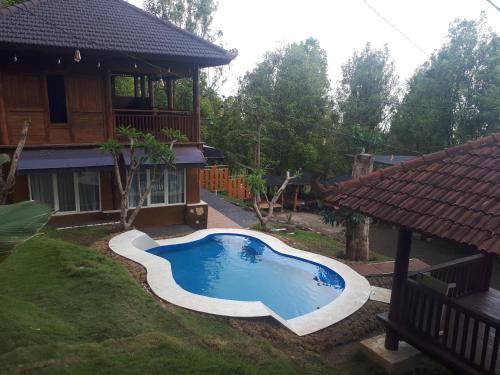 岩望NK Villa Syariah And Cafe Prigen的一座房子的院子内的小型游泳池
