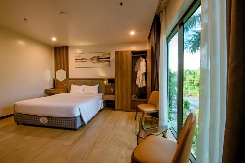 海防ZEN RIVERSIDE HOTEL & RESIDENCES的酒店客房设有一张床和一个阳台。