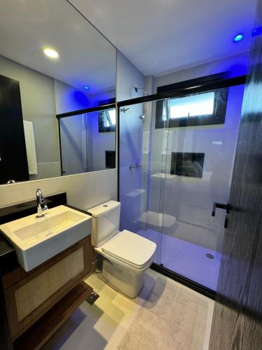 普拉亚多Apartamento studio novo e completo em Praia do Forte! 900m da Vila!的浴室配有卫生间、盥洗盆和淋浴。