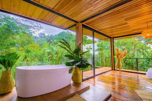 MeraCedro Amazon Lodge的带浴缸的大窗户
