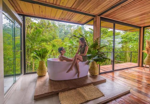 MeraCedro Amazon Lodge的坐在门廊浴缸里的男女