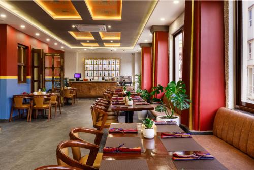 加德满都Atisha Hotel的红墙餐厅的一排桌子
