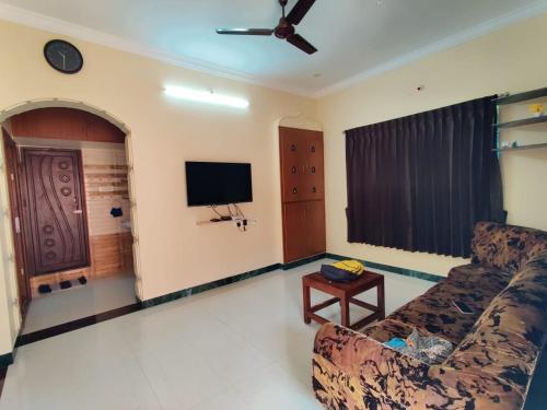 哥印拜陀luxury home in Vadavalli的带沙发和平面电视的客厅