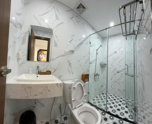 富国Mộc Lâm Homestay的浴室配有卫生间、盥洗盆和淋浴。