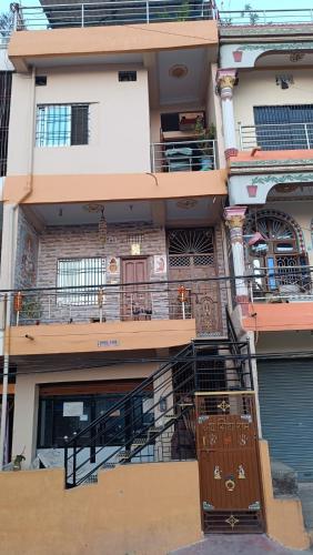 贾纳克布尔Mithila Culture Janakpurdham Homestay的公寓大楼设有楼梯和阳台
