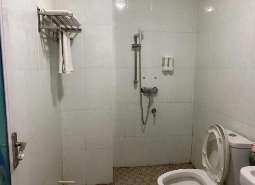 Plei KhưnKhách sạn Hữu Nghị 674的带淋浴、卫生间和电话的浴室