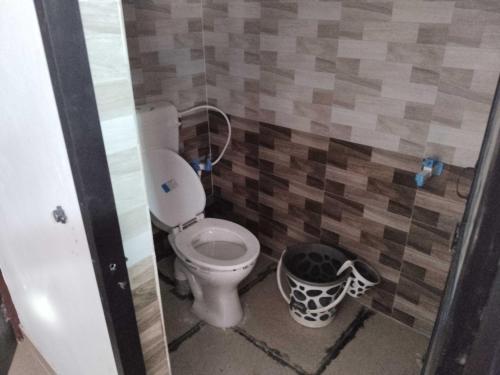 尼玛纳OYO Neelkanth Hotel & OYO Rooms的一间位于瓷砖客房内的带卫生间的浴室