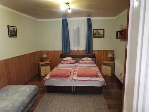 保拉德绍什瓦尔萨瓦尔温德加兹旅馆的一间卧室设有两张床和蓝色窗帘