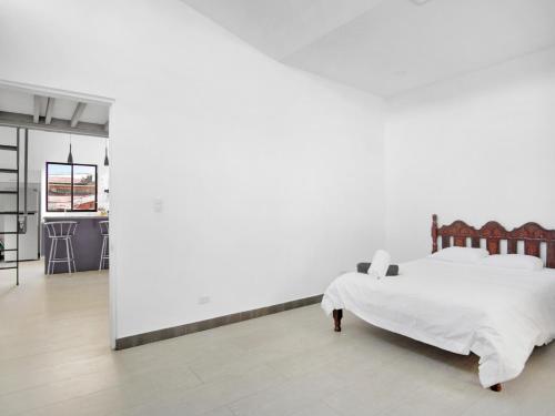 圣何塞Apartamento Bellavista en San Jose的一间卧室设有一张床和白色的墙壁