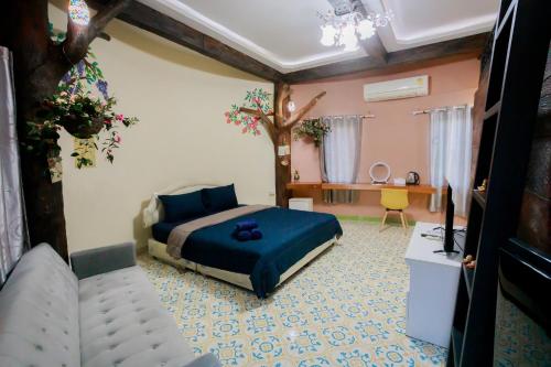 Ban Sathani Bandai Made lamont的一间卧室配有一张床和一张书桌