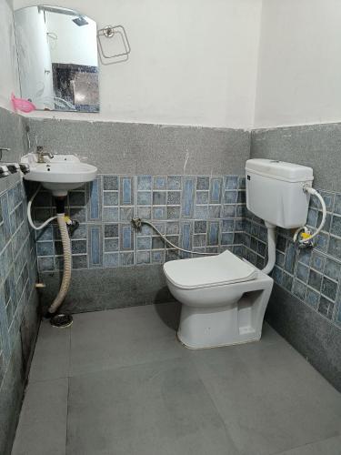 PānīpatSanyam Homestay的一间带卫生间和水槽的浴室