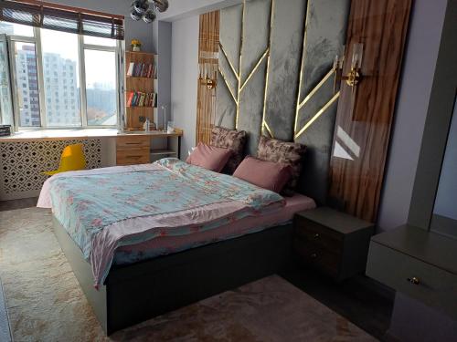 杜尚别Designed 2 rooms的一间卧室配有带粉红色枕头的床