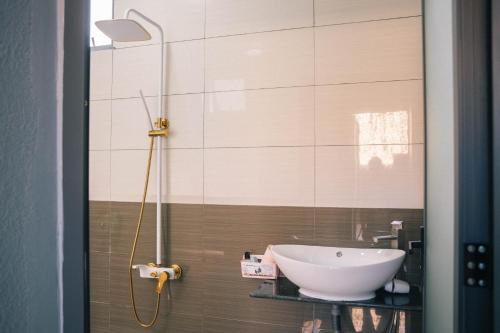 槟知Homestay Bến Tre的浴室配有白色水槽和淋浴。