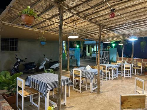 阿姆波尔North & East Arambol I Goa的屋顶下设有桌椅的餐厅