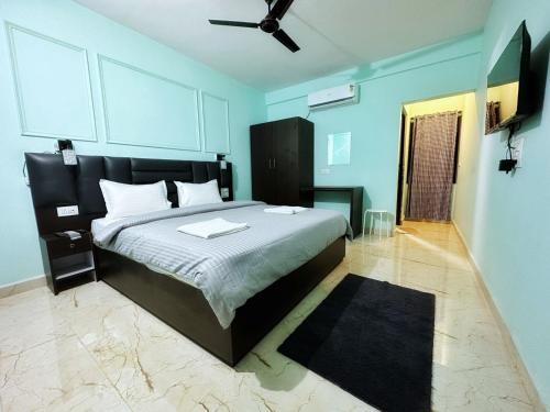 阿姆波尔North & East Arambol I Goa的一间卧室配有一张床和吊扇