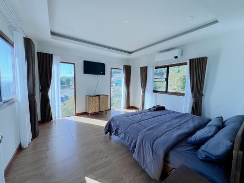 格兰岛deep mountain view的一间卧室配有一张带蓝色床单和窗户的大床。