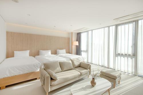 首尔Union Hotel的一间卧室配有一张大床和一张沙发