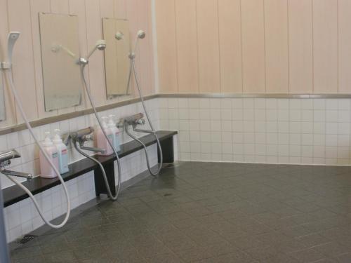 佐渡市Fureaihouse Shiodu no Sato的浴室设有2个淋浴喷头和水槽