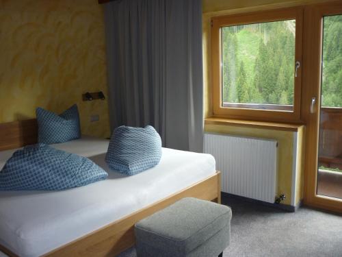 图克斯Kreidl的一间卧室配有一张带椅子的床和一扇窗户